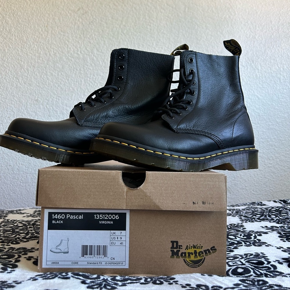 NEW- Dr.Martens Women’s Smooth Leather Lace Up Boots